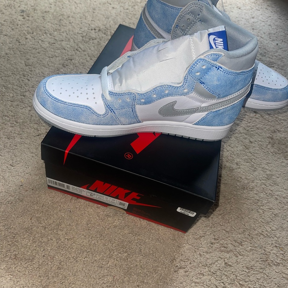 Air Jordan 1 Retro High OG 'Hyper
Royal'